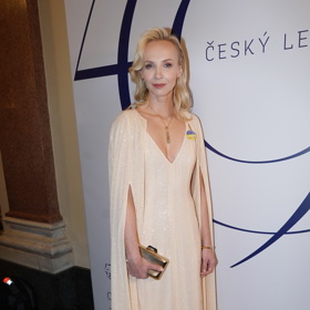 Elegantními vlnami nelze nikdy nic pokazit a herečka Jana Plodková je proto volí poměrně často. Nejinak tomu bylo i během slavnostního předávání cen Český lev v pražském Rudolfinu.