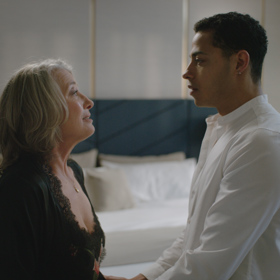 Mezi Nancy a Leem začíná vznikat neobvyklý vztah. Otevřou se jeden druhému.