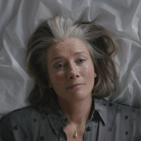 Hodně štěstí, pane Veliký: Nancy (Emma Thompson) je vdova a za celý svůj život spala jen s jedním mužem. 