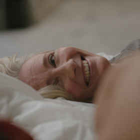 Až pak může dojít na ložnicové hrátky a všechno, co jí celý život scházelo. Třeba orgasmus.