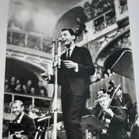 Fotografie z pražské Lucerny z roku 1960, kdy měl Karel Gott své první živé televizní vystoupení pod taktovkou Karla Vlacha. Byl to naprostý propadák.