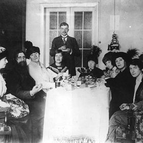 U dam byl prý Rasputin oblíbený zejména kvůli svým ložnicovým dovednostem, ze kterých nejedna panička omdlela.