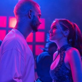 Předstírá, že vyrazí do nejfotogeničtějšího města na světě, tedy do Paříže.