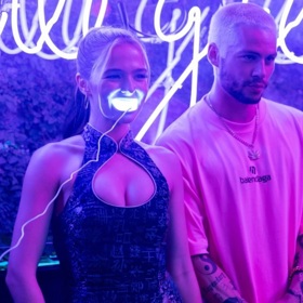 Záhy se to ale celé zvrtne. Jak dlouho zvládne Danni předstírat život vlivné influencerky?