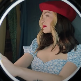 Hashtag podvodnice: Danni Sanders (Zoey Deutch) se chce stát úspěšnou influencerkou.