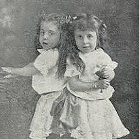 Daisy a Violet Hilton se narodily 5. února 1908 v anglickém Sussexu.