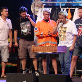 Herec je v Česku i na Slovensku populární také díky show Partička (vlevo).