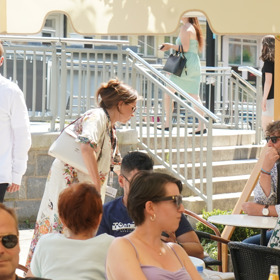 Syn Dany Morávkové a Petra Maláska Petr (vlevo) studuje v britském Canterbury. Do Karlových Varů jezdí každoročně na brigádu.