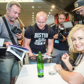 Herecká legenda Jana Nagyová navštívila Karlovy Vary a zájem o její autogram byl nevídaný.