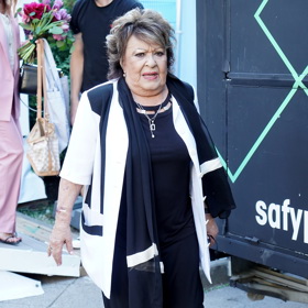 Jiřina Bohdalová oblékla ve Varech vedle šatů také tento slušivý úbor.