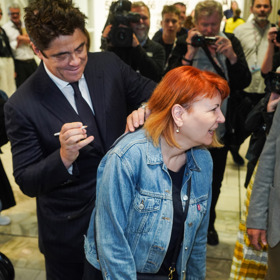 Manažerka karlovarského festivalu Uljana Donátová si neváhala pořídit autogram od Benicia del Tora.