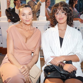 Mladší Karolína se blýskla v dubnu na módní show Debbie Brown.