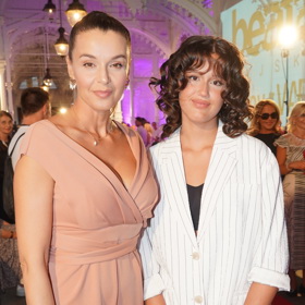 Jen málokdy je nepřijede podpořit na jejich módní přehlídky. Tentokrát vzala do Varů dceru Karolínu, aby společně držely palce Natálii, která předváděla pro Beatu Rajskou.