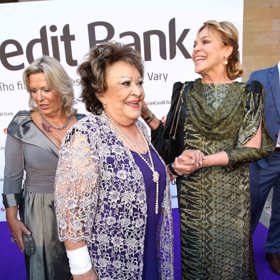 Jiřina Bohdalová patřila k nejstarším hostům festivalu. Hned při dvou příležitostech jsme ji zastihli v této fialkové róbě od Osmanyho Laffity. Usměvavé herečce to v ní nesmírně slušelo. Také paní Dagmar byla jako vždy elegantní, tentokrát v orientálně vzorovaných šatech od Beaty Rajské.