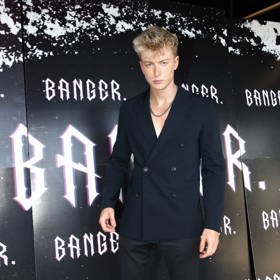 Adam Mišík si oproti Pavlovi potrpí na výstřední modely, které se do společnosti nebojí obléknout.