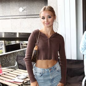 Kordula oblékla nyní velmi trendy baggy džíny. Máme pro vás pár tipů, kde je pořídit.