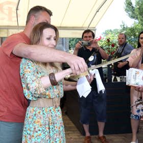 Pomáhal jí zkušený vinař, takže nehrozilo žádné zranění.