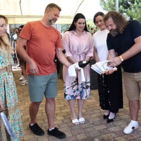 Kuchařka je unikátní díky QR kódu, na kterém čtenáři najdou všechny recepty ve videopodobě.