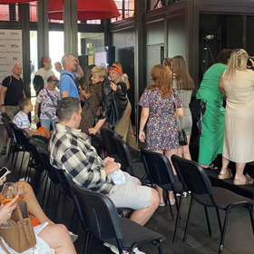 Martina Zábranská se mezi známými českými tvářemi rozhodně nežinýruje. Přátelsky se ve Varech objímala například se zpěvákem a hercem Adamem Mišíkem.