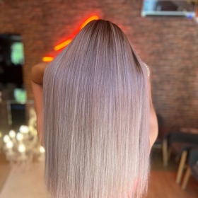 Mezi nejstylovější účesy pro léto 2022 se řadí polodlouhé i kratší střihy, mikáda a wolf cut. Co se barvy týče, i letos je velice oblíbená takzvaná balayage. 