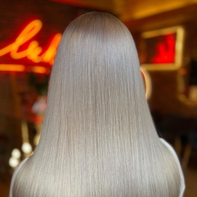 Mezi nejstylovější účesy pro léto 2022 se řadí polodlouhé i kratší střihy, mikáda a wolf cut. Co se barvy týče, i letos je velice oblíbená takzvaná balayage.