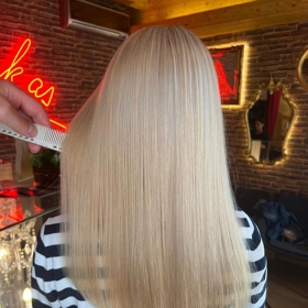 Mezi nejstylovější účesy pro léto 2022 se řadí polodlouhé i kratší střihy, mikáda a wolf cut. Co se barvy týče, i letos je velice oblíbená takzvaná balayage.