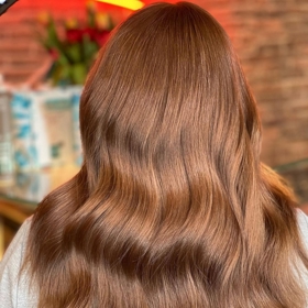 Mezi nejstylovější účesy pro léto 2022 se řadí polodlouhé i kratší střihy, mikáda a wolf cut. Co se barvy týče, i letos je velice oblíbená takzvaná balayage.