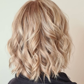 Mezi nejstylovější účesy pro léto 2022 se řadí polodlouhé i kratší střihy, mikáda a wolf cut. Co se barvy týče, i letos je velice oblíbená takzvaná balayage.