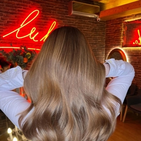 Tmavé vlasy by byly pro jejich světlou pleť a oči příliš kontrastní. 