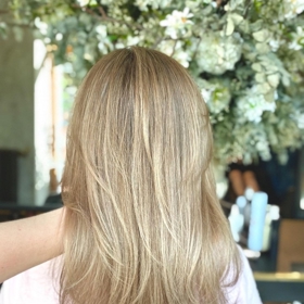 Vyhnout by se naopak ženy jarního typu měly tmavě černým vlasům. Světlejší tóny jim zkrátka lichotí víc.