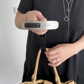 Naše šéfredaktorka Markéta to rozhodně lehké nemá, její kabelka totiž vážila 3,75 kg.