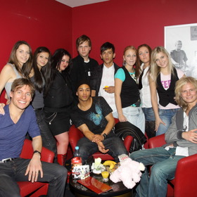 Parta ze SuperStar 2009. Kromě Moniky a Honzy poznáváte Thomase Puskailera, Bena Cristovaa, či Martina Chodúra?