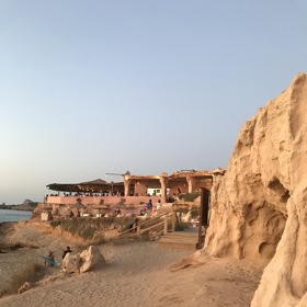 Pláž je obklopena pískovcovými skalami, do kterých turisté vyrývají vzkazy a obrázky.