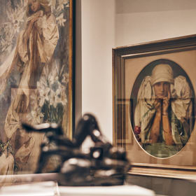 Alfons Maria Mucha (1860-1939) je nejvíce známý svou prominentní rolí, kterou hrál při utváření estetiky francouzské secese na přelomu 19. a 20. století. 