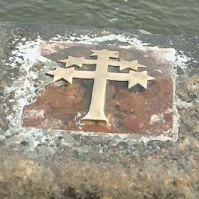 Místo této události označuje arcibiskupský kříž.