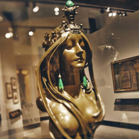 Načasování výstavy Mucha, rodinná sbírka koresponduje s tím, že Česká republika přebírá předsednictví v Radě Evropské unie od Francie. Ta sehrála v životě a tvorbě Alfonse Muchy významnou roli. 