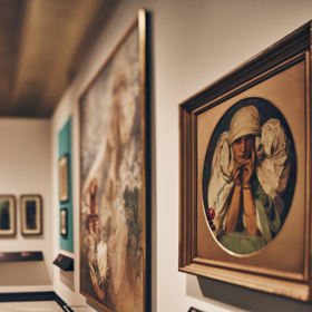 Mucha, rodinná sbírka: Exponáty vystavené ve Valdštejnské jízdárně pochází z rodinné sbírky, která je největším souborem Muchových děl na světě.