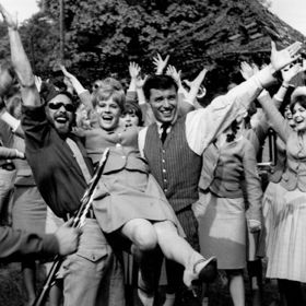 Třeba jako ta, že trio Karel Gott, Waldemar Matuška a Eva Pilarová mělo zostudit sovětskou delegaci. Přesto soudruzi Pilarové a Matuškovi na rok utlumili mimodivadelní kariéry...