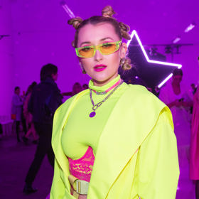 V soutěži o nejextravagantnější účes roku 2022 prozatím vedou hravé drdůlky rapperky Sharloty. S touto úpravou vlasů se zpěvačka vydala na přehlídku návrhářky Vandy Jandy, která byla součástí jarního Prague Fashion Weeku.