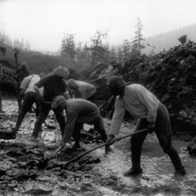 K práci musely stačit krumpáče nebo vlastní ruce.