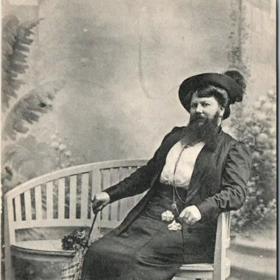 Nechyběly ale ani klasické ženské fotky.