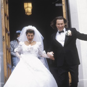 Když konečně dojde na svatbu, všichni hosté nevěsty jsou ve skutečnosti rodina Nii Vardalos.