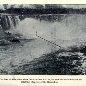 Kočička přežila a tak se Annie Taylor do toho rozhodla jít 24. října 1901, v den svých 63. narozenin. Takto vypadala dráha jejího sjezdu Niagarských vodopádů.