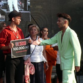 Zpěvák Jan Bendig (vpravo) gratuluje Pavlu Ferencovi k výhře v 7. ročníku hudební talentové soutěže.