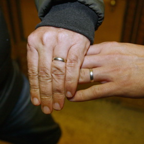 Prsteníček Jana a Jakuba Garethových zdobí snubní prstýnky.