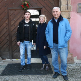 Miroslav Donutil se synem a manželkou Zuzanou.