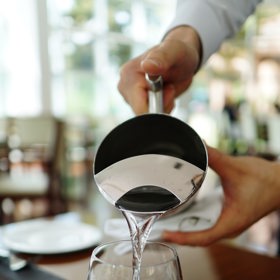 Abychom se jí vyhnuli, je dobré maximálně dodržovat rituály, na které jsme zvyklí z domova. Zásadní je také dostatečný pitný režim.