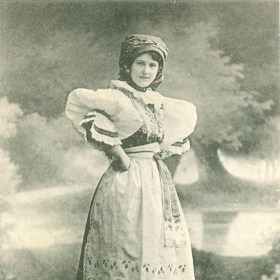 Růžena Brožová nás na soutěži krásy v Paříži reprezentovala v slováckém kroji.