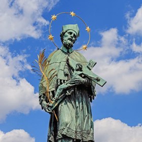 S Karlovým mostem se nepojí jen přírodní katastrofy, ale také postava světce Jana Nepomuckého, který měl být z mostu svržen dolů.