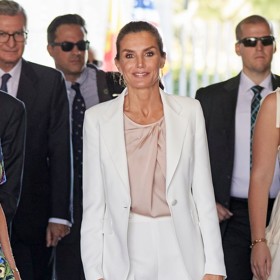 Královna Letizia v bílém kalhotovém kostýmu Carolina Herrera se sakem na jeden knoflík, světle růžové Hugo Boss halence a lodičkách značky Patrizia Pepe.